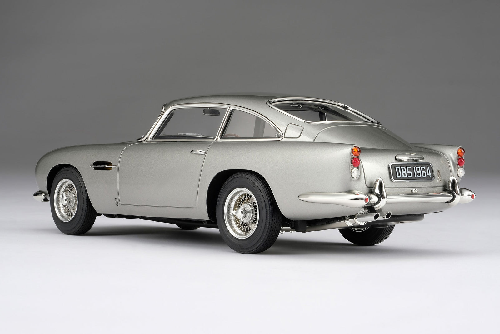 ASTON  MARTIN  DB5 ハンドメイド　ガレージ　ジオラマ ASTON MARTIN DB5 ハンドメイド ガレージ ジオラマ