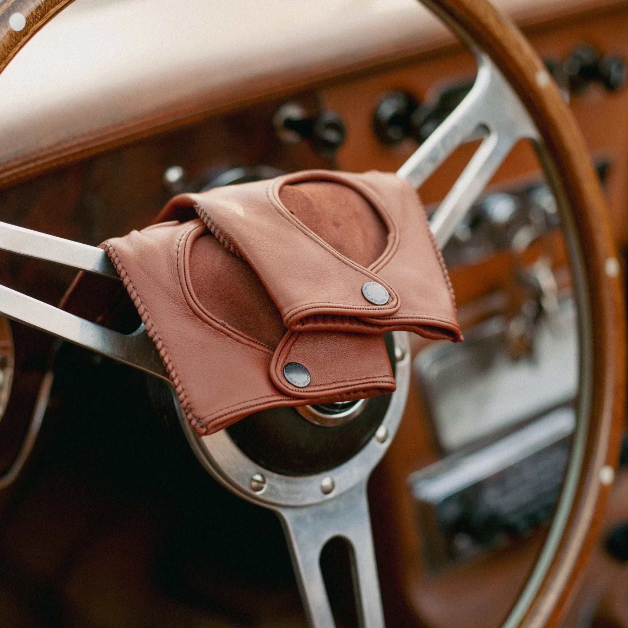 Iscaselle TARGA, Rare!!! Brown Leather , Golden Iscaselle TARGA, Rare!!! Brown Leather , Golden