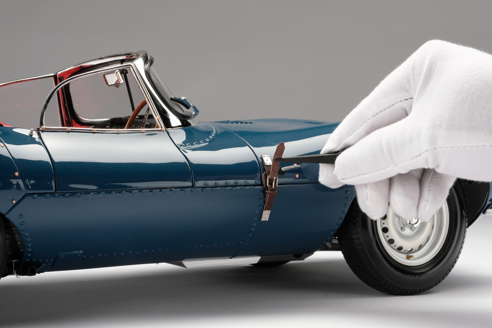 Jaguar XKSS at 1:8 scale – CD Shop | Classic Driver