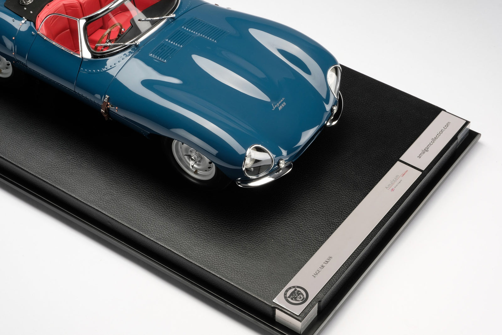 Jaguar XKSS at 1:8 scale – CD Shop | Classic Driver