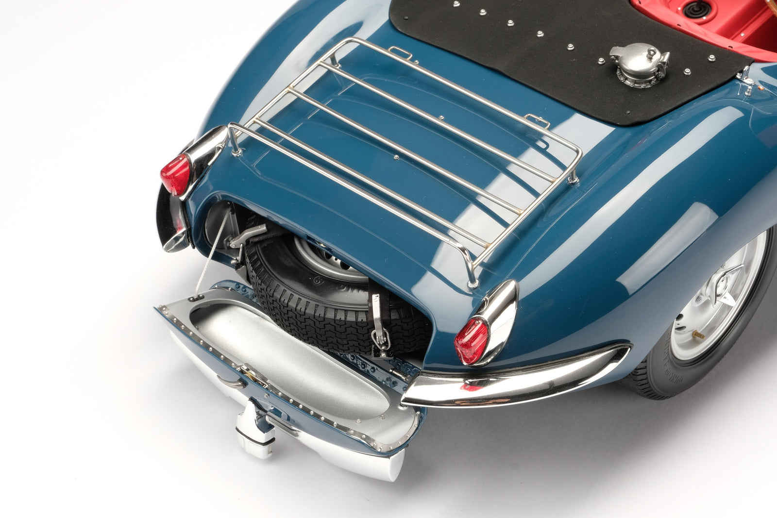 Jaguar XKSS at 1:8 scale – CD Shop | Classic Driver